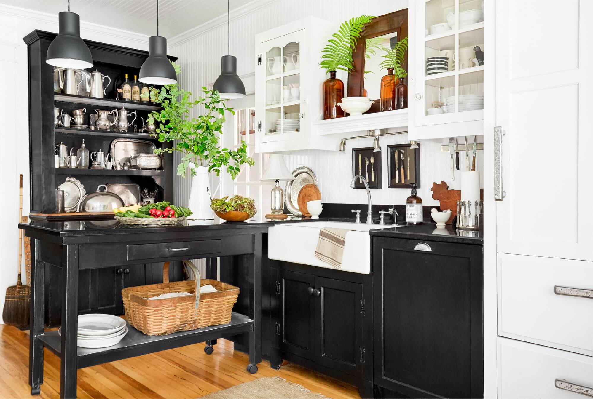 Creatice Farmhouse Kitchen Decor Black And White for Small Space
