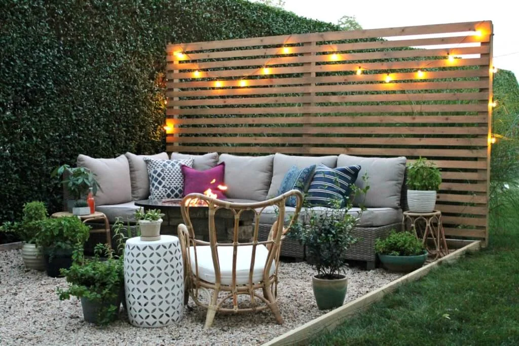 Outdoor-Patio-With-Sectional-Fire-Pit-and-Privacy-Screen-1024x683