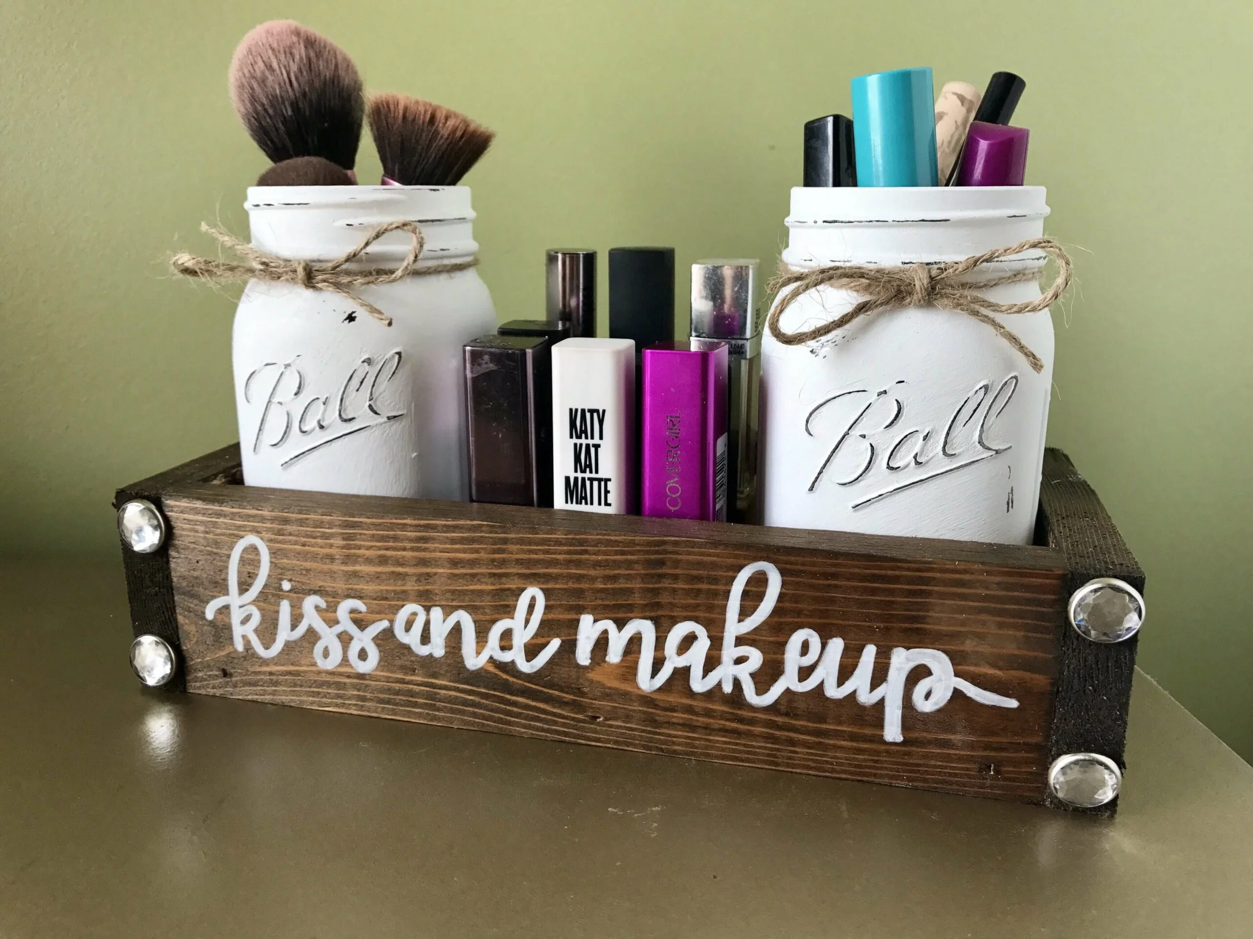 Painted Mason Jar Makeup Storage ideas Painted Mason Jar Makeup Storage